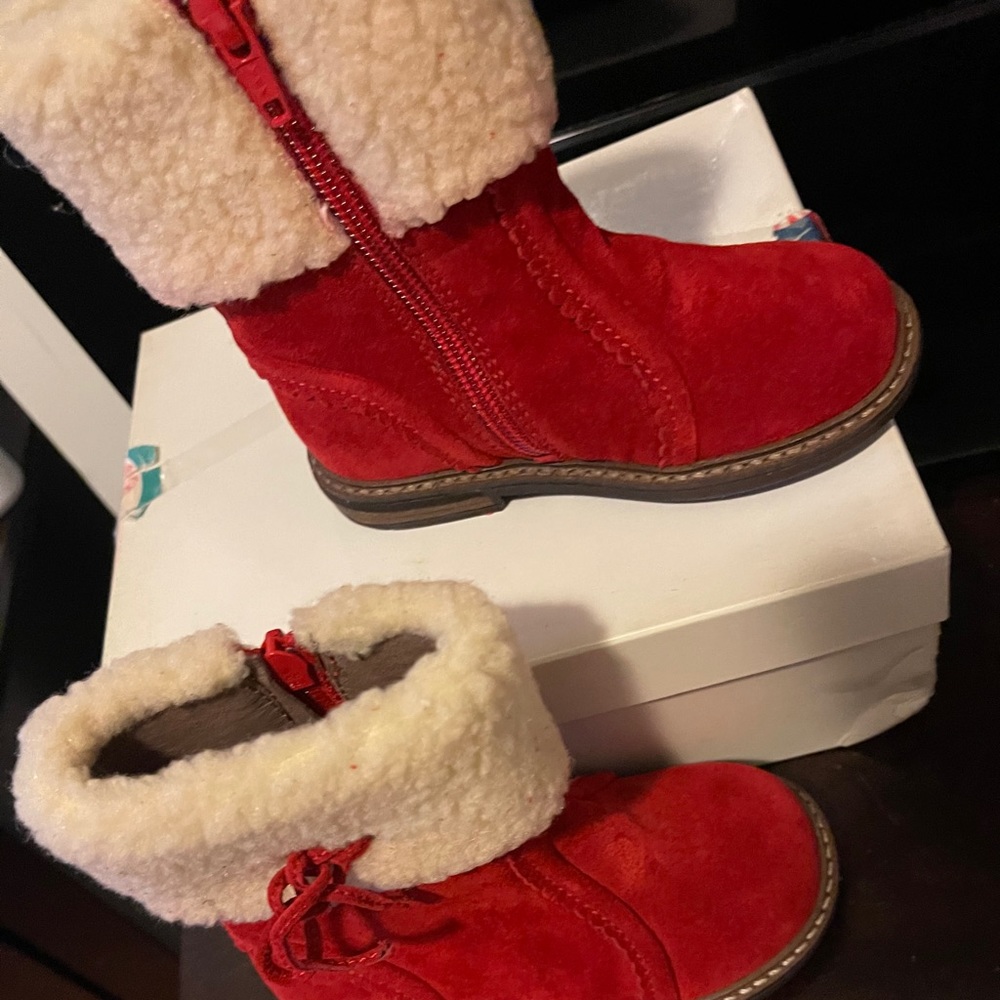 Red boot - Picture 7 of 7